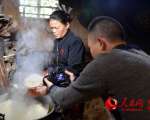 旅游卫视：黎族阿姐吉桂珍传统工艺酿制山栏酒