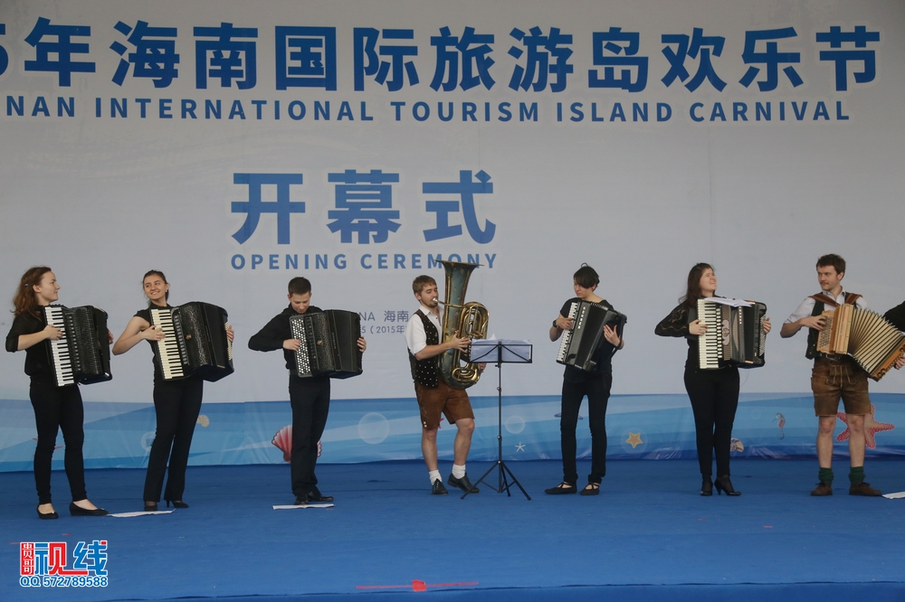 图为：11月28日上午9时， 2015年海南国际旅游岛欢乐节开幕式上，德国手风琴艺术团精彩.jpg