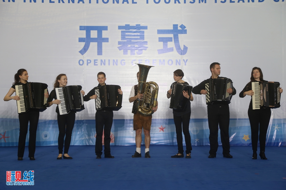 图为：11月28日上午9时， 2015年海南国际旅游岛欢乐节开幕式上，德国手风琴艺术团精彩.jpg