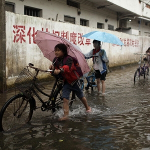 海口降雨后一月后仍积水 小学生每日淌水上学