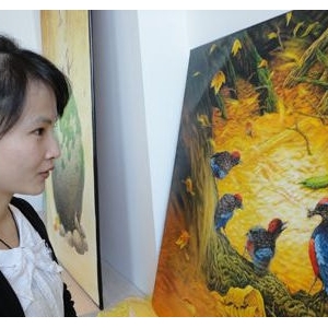 马来西亚画家海口办画展 市民免费观看