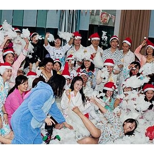 网友圣诞享受新潮“睡衣派对”