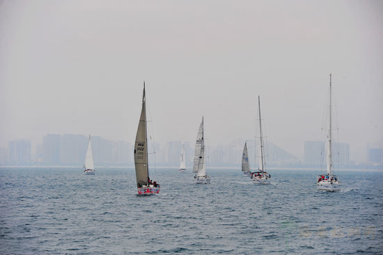 2011年环海南岛国际大帆船赛三亚海域表演