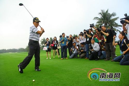 博鳌亚洲论坛前任理事长、菲律宾前总统拉莫斯为高尔夫邀请赛开球