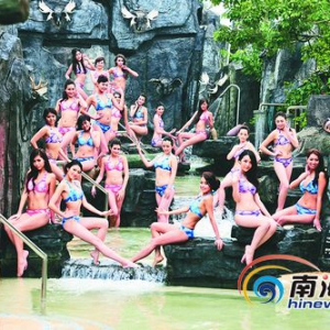 香港亚洲小姐20强佳丽身着性感泳装亮相海南