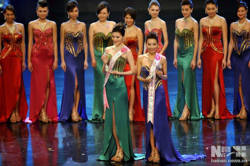 海南选手周爽（前左）与韩国选手洪利朱分别获得“高雅迷人小姐奖”和“最上镜小姐奖”（1月19日摄）。