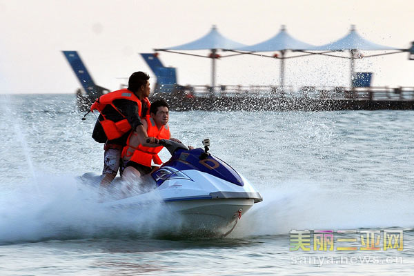 2月11日，游客在三亚乘坐摩托艇。