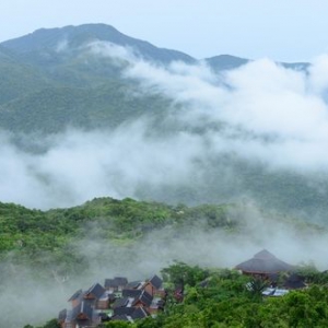 亚龙湾热带天堂雨后云雾缭绕如仙境