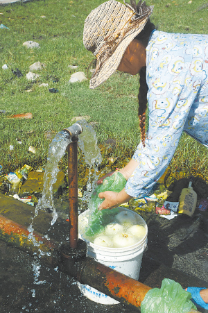 当地一位妇女用莺歌海天然苏打水洗水果。