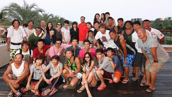 2012年9月《冲上云霄II》剧组成员于三亚海棠湾康莱德酒店合影