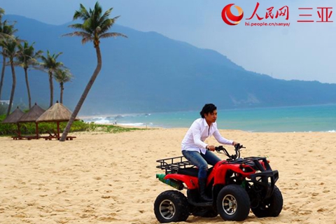 天性好动的欧弟在香水湾君澜度假酒店的专属沙滩上疯狂地玩起了沙滩卡丁车。