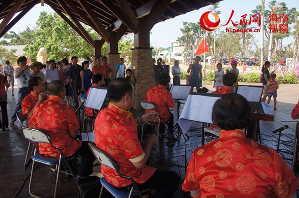 身着红色唐装的八音队正在演奏，向游客生动展示着海口市非物质文化遗产