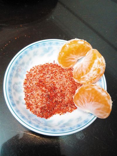 辣椒盐沾橘子