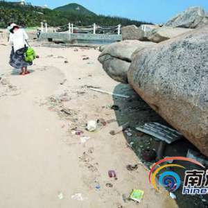 文昌石头公园2公里海滩遍布垃圾 游客叹息