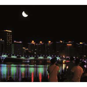三亚昨晚上演“红月亮” 众多市民游客到海边赏月