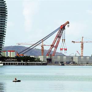 凤凰岛邮轮港二期码头加紧建设 重型机器加紧作业