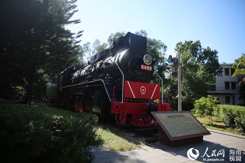 这台6499蒸汽机车是中国第一种自己设计的干线机车，构造速度每小时80公里。1966年1月配属原海南铁路总公司，担负石碌至三亚214公里客车牵引任务。2003年5月正式停运，是海南铁路最后一台停运的蒸汽机车。