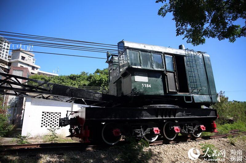 此抓煤机是1970年12月由我国齐齐哈尔车辆厂制造，1987年1月配属原海南铁路总公司，2003年5月随着蒸汽机车停运而退出历史舞台。