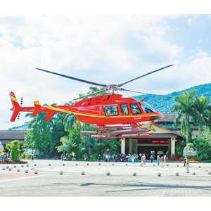 坐直升机遨游雨林峡谷 换个视角俯瞰全貌