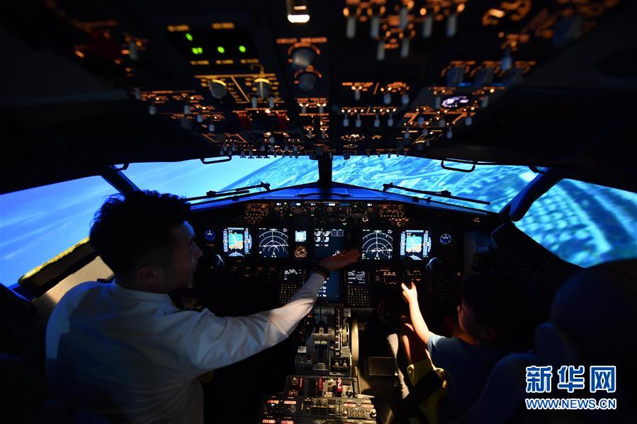 海南航空基地飞行体验 模拟驾驶舱演示飞行