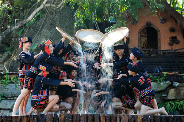 民族文化浓厚 保亭槟榔谷旅游区受游客热捧